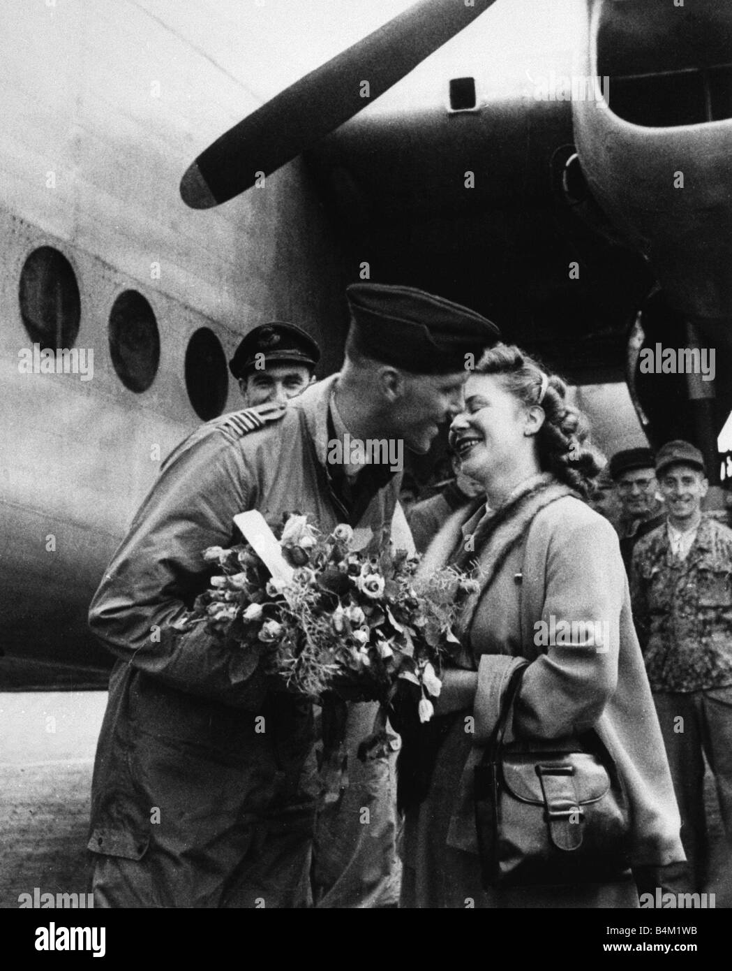 Aria di Berlino sollevare 1948 Una donna tedesca mostra il suo apprezzamento per un pilota britannico durante le potenze alleate risposta al blocco russo è stato in sostanza semplice ma in pratica estremamente complicato centinaia di aerei della RAF e il USAF ha volato da basi alleate in Germania Ovest a RAF Gatow a Berlino Ovest il loro carico è stata in gran parte il cibo ma anche di forniture mediche candele coperte infatti nulla e tutto il necessario per tenere a Berlino Ovest di collassare i russi hanno bloccato le strade e linee ferroviarie ma couldn t Arresto del velivolo per fare in modo coinvolti troppo grande il rischio di blundering Foto Stock