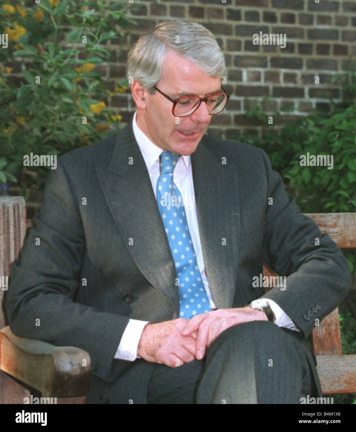 John Major Primo Ministro conservatore dopo rivolgendosi ai giornalisti nel giardino del n. 10 di Downing Street dove ha annunciato le sue dimissioni da leader del Partito Tory e invitare i membri a lui la sfida per la leadership Foto Stock