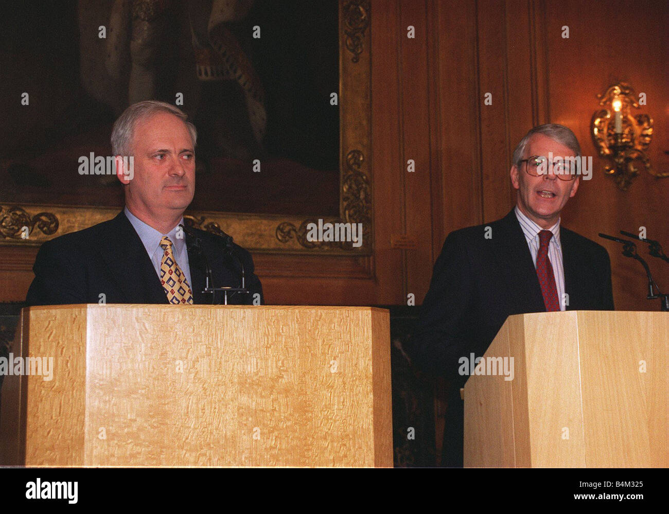John Major e John Bruton rendendo l'annuncio che il processo di pace in Irlanda del Nord avrà un doppio approccio vie che conducono a tutti i colloqui di partito nel febbraio 1996 Foto Stock