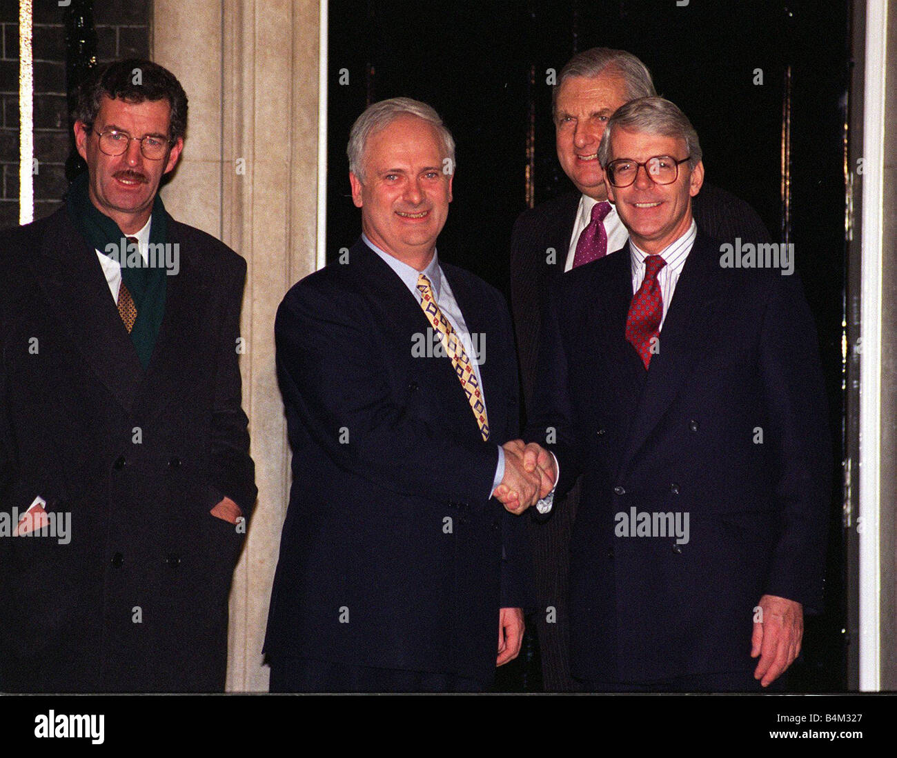John Major e John Bruton agitare le mani al di fuori di Downing Street dopo la venuta di un accordo sulla doppia via approccio al de la messa in funzione di para armamenti militari in Irlanda del Nord Foto Stock