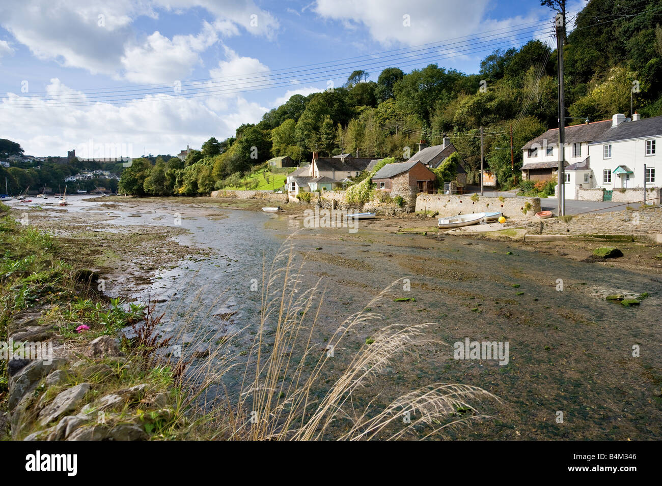 Ingresso assonnato a bassa marea, Noss Mayo, South Devon, Regno Unito Foto Stock