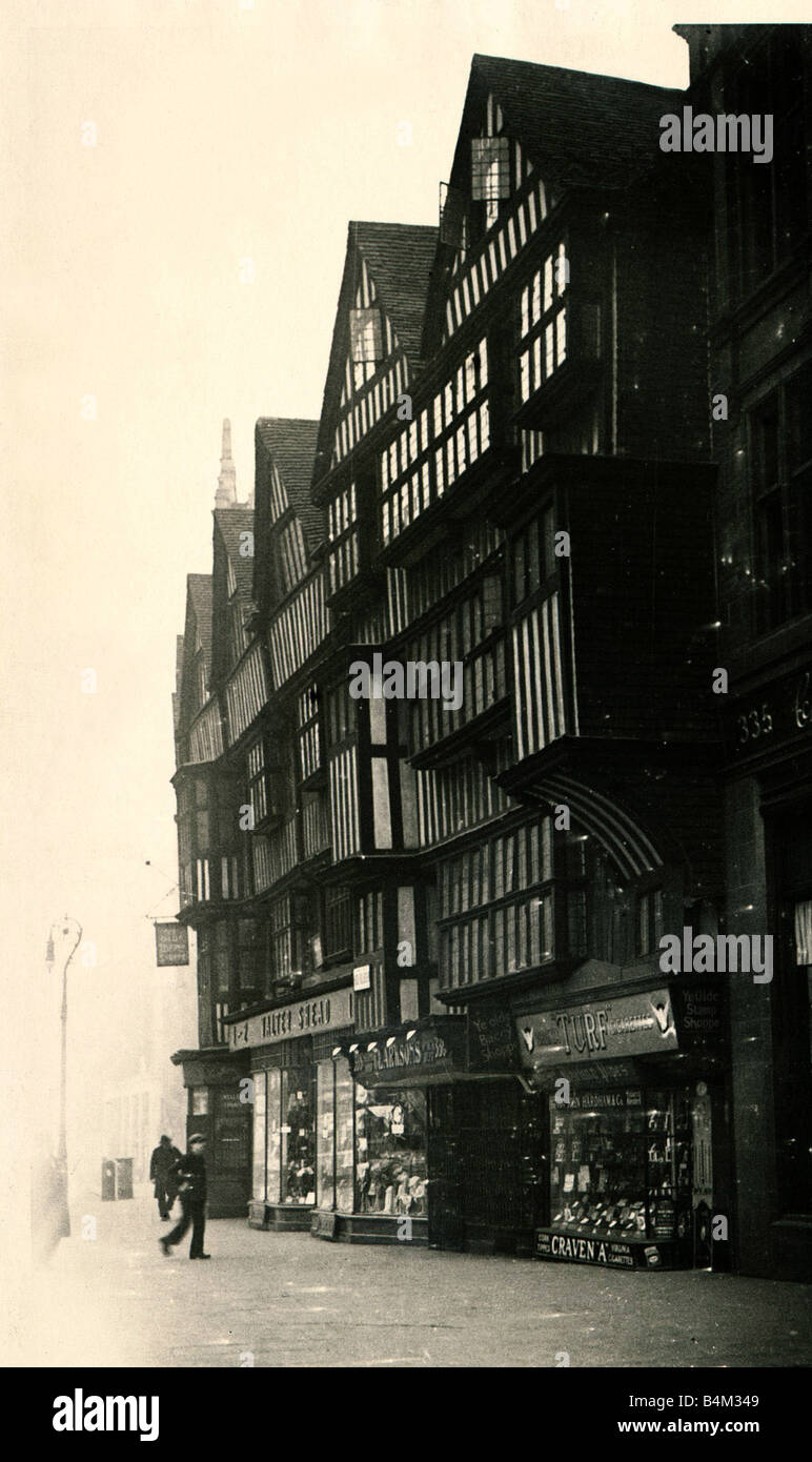 Pinzatura Inn Holborn questa spettacolare in bianco e nero graticcio struttura si affaccia su High Holborn uno di Londra centrale s pochi superstiti edifici Tudor era una volta il fiocco di lana dove lana è stato pesato e tassati al di sotto della facciata sovrastante i negozi a livello della strada hanno la sensazione del XIX secolo il Cortile un paradiso appartato lontano dalla trafficata capitale negozi architettura Street scene in bianco e nero ritratto Febbraio 1935 1930 Mirrorpix Foto Stock