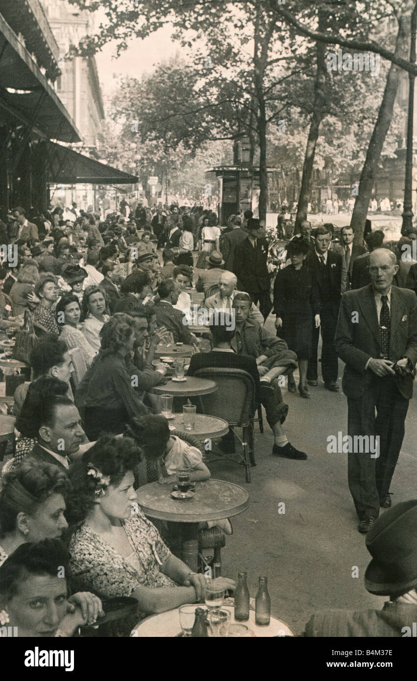 Cafe De La Parx a Parigi come la capitale francese torna alla normalità dopo la liberazione dai nazisti Street Cafe folla folla di persone bere mangiare fuori Settembre 1944 Mirrorpix Foto Stock