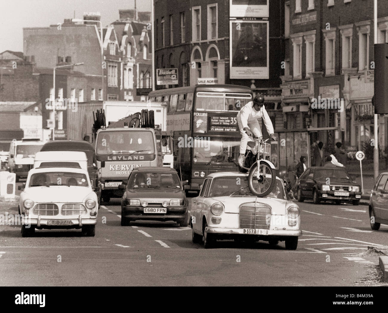 Motociclista Stephen Bach ha trovato un nuovo modo di battere gli inceppamenti di traffico semplicemente guidare su di loro acrobazie motocicletta Stuntman motociclista sul tetto di una vettura Jam Buster schivare le strade di traffico agli automobilisti di settembre 1988 Mirrorpix com Foto Stock