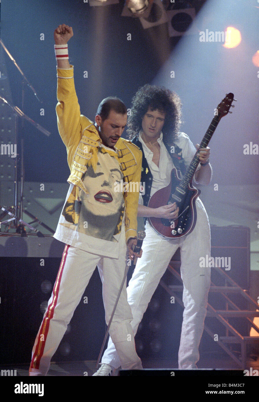 La regina del Gruppo Rock Freddie Mercury e Brian May sul palcoscenico la  regina in concerto allo Stadio di Wembley Freddie Mercury degli anni  ottanta Foto stock - Alamy