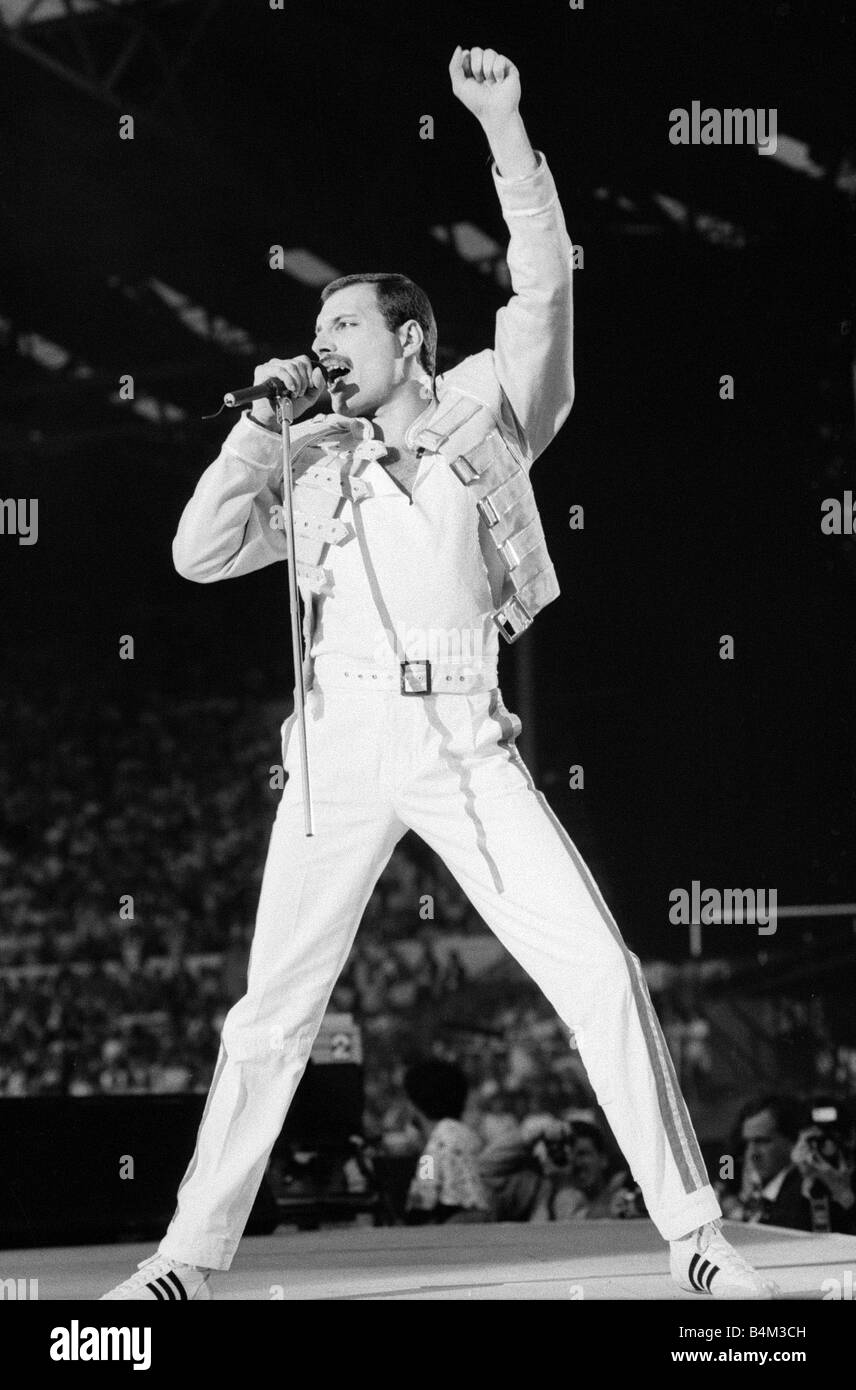 La regina del Gruppo Rock Freddie Mercury Brian May John Deacon e Roger Taylor Queen in concerto al Wembley Stadium Foto Stock
