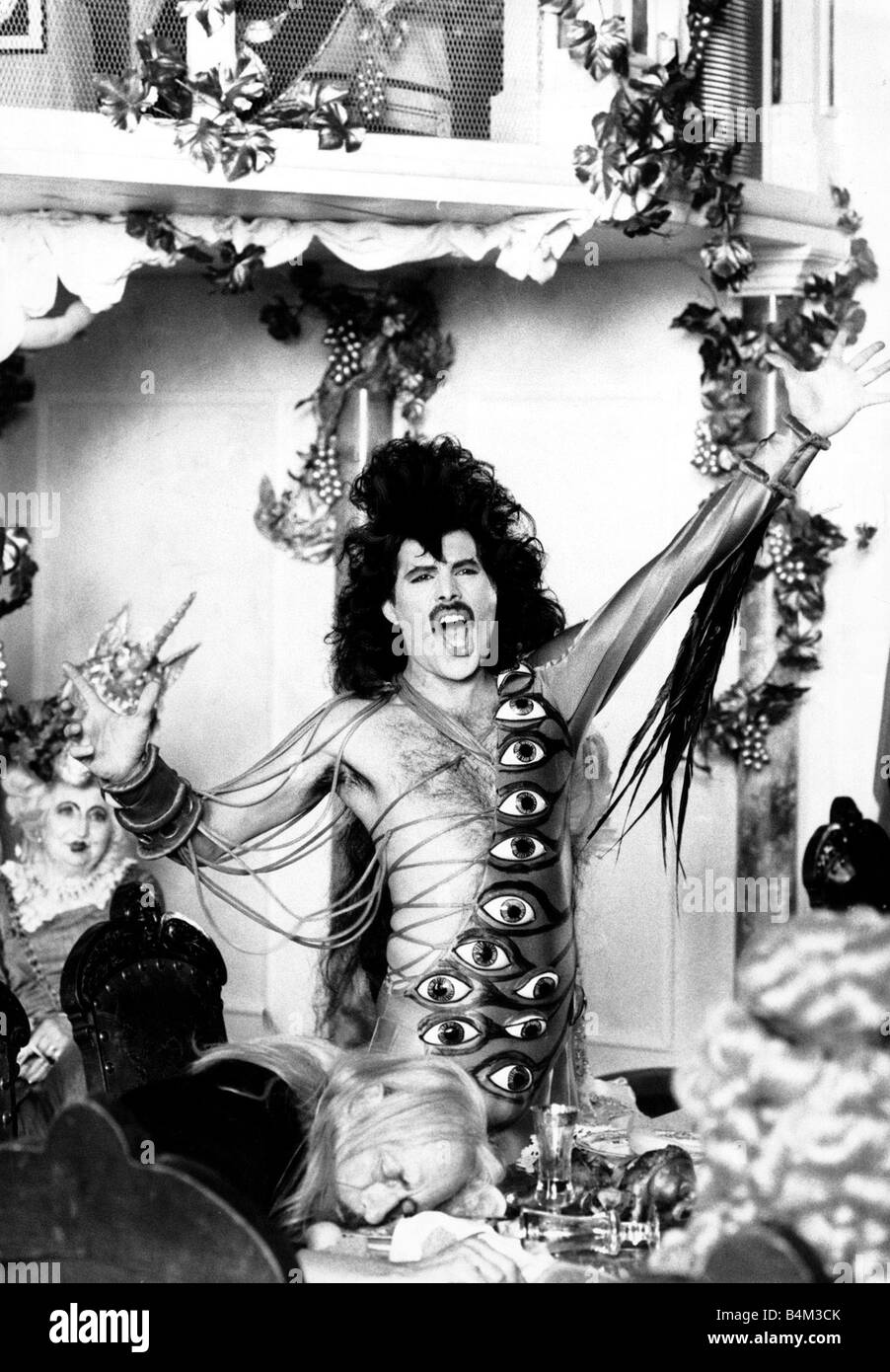 Freddie Mercury della regina del Gruppo Rock durante le riprese di esso s una dura vita video musicale di Monaco di Baviera Germania Freddie indossando un body coperti con occhi capelli lunghi cantando intrattenitore dramma teatrale strano costume Giugno 1984 anni ottanta Mirrorpix Foto Stock