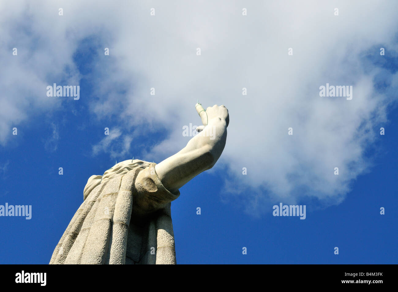 A destra della grande statua puntare il dito indice verso il cielo Foto Stock