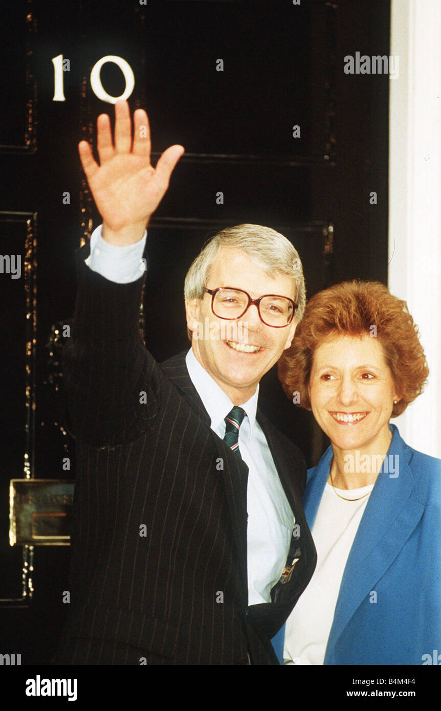 John Major Partito Conservatore del primo ministro britannico con la moglie Norma principali al di fuori n. 10 dopo essere diventato il nuovo Primo Ministro 1990 Foto Stock