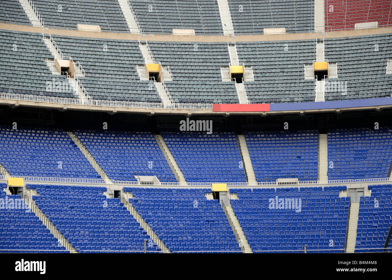 Posti a sedere in un stadio vuoto Foto Stock