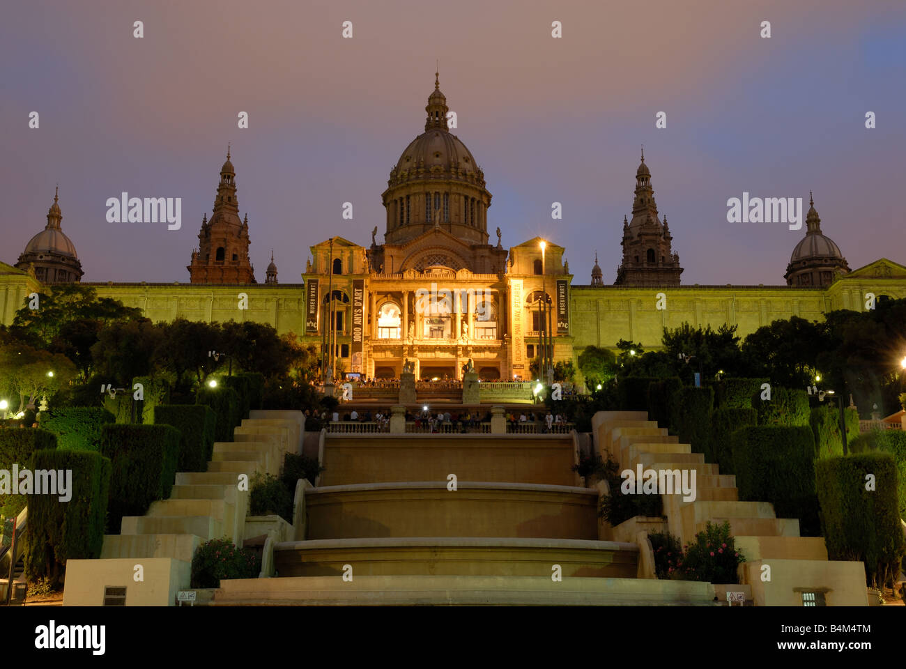 Palace nacional, Barcellona, crepuscolo, notte, Spagna, città, landmark, fontana, luce, illuminazione, illuminato, persone, architettura Foto Stock