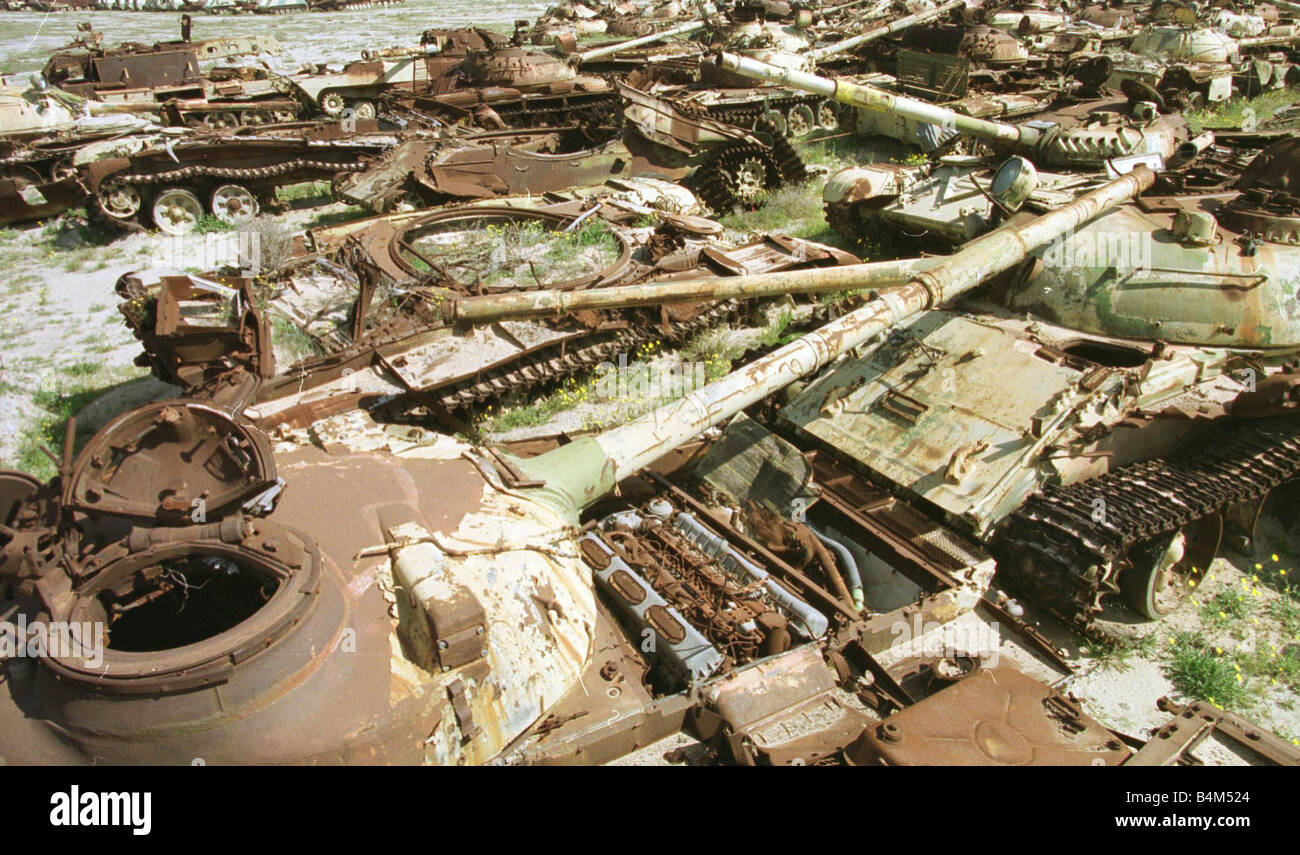 Una collezione di serbatoi iracheno ruggine in un cantiere di rottami vicino a Kuwait City sono un promemoria del 1990 91 Guerra del Golfo Foto Stock