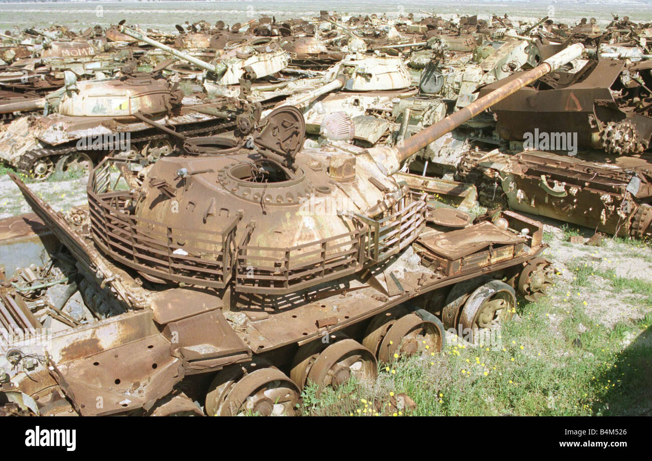 Una collezione di serbatoi iracheno ruggine in un cantiere di rottami vicino a Kuwait City sono un promemoria del 1990 91 Guerra del Golfo Foto Stock