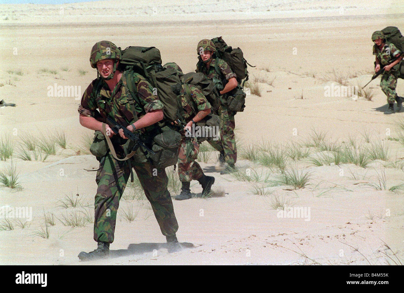 Gli ingegneri britannici arrivano in Arabia Saudita all'inizio della crisi del Golfo ingegneri britannici che arrivano in Arabia Saudita per lottare per le forze alleate in Operazione Desert Storm il 2 agosto 1990 le truppe irachene sotto gli ordini dal loro comandante in capo e il presidente Saddam Hussein hanno marciato in Kuwait Saddam Hussein s motivi per l'invasiom erano al di sopra della contestazione di un giacimento di petrolio da cui ha accusato il Kuwait di rubare 2 5 miliardi di euro di olio tuttavia solo le sue rivendicazioni sono state le sue azioni meritare di lui in tutto il mondo condanna mesi della diplomazia e del disco parlando non ha risolto nulla in modo che le Nazioni Unite avevano poco Foto Stock