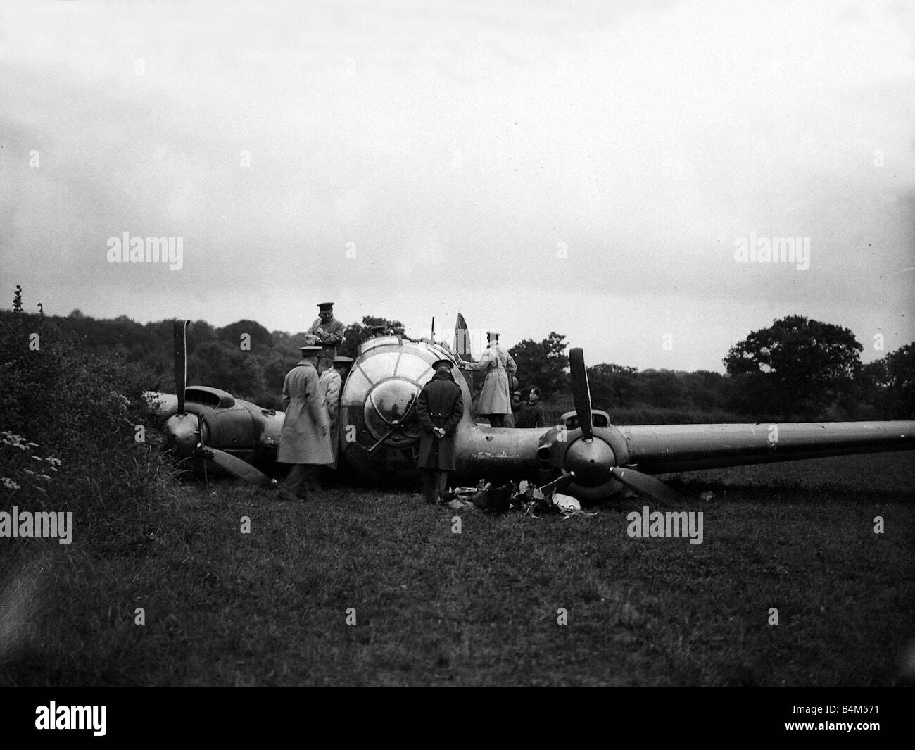 Heinkel 111 crash la battaglia della Gran Bretagna non si avvia in modo serio fino ad agosto del 1940 tuttavia qualche tedesco incursioni hanno avuto luogo prima di questa ma la aerei tedeschi si sono trovati fortemente outmatched dal British fighter aircraft come l'uragano e lo Spitfire In agosto la Luftwaffe ha iniziato a concentrarsi sul bombardamento irfields RAF e la disperata battaglia per il controllo dei cieli di Inghilterra ha cominciato a guardare come si può trasformare il loro modo Foto Stock
