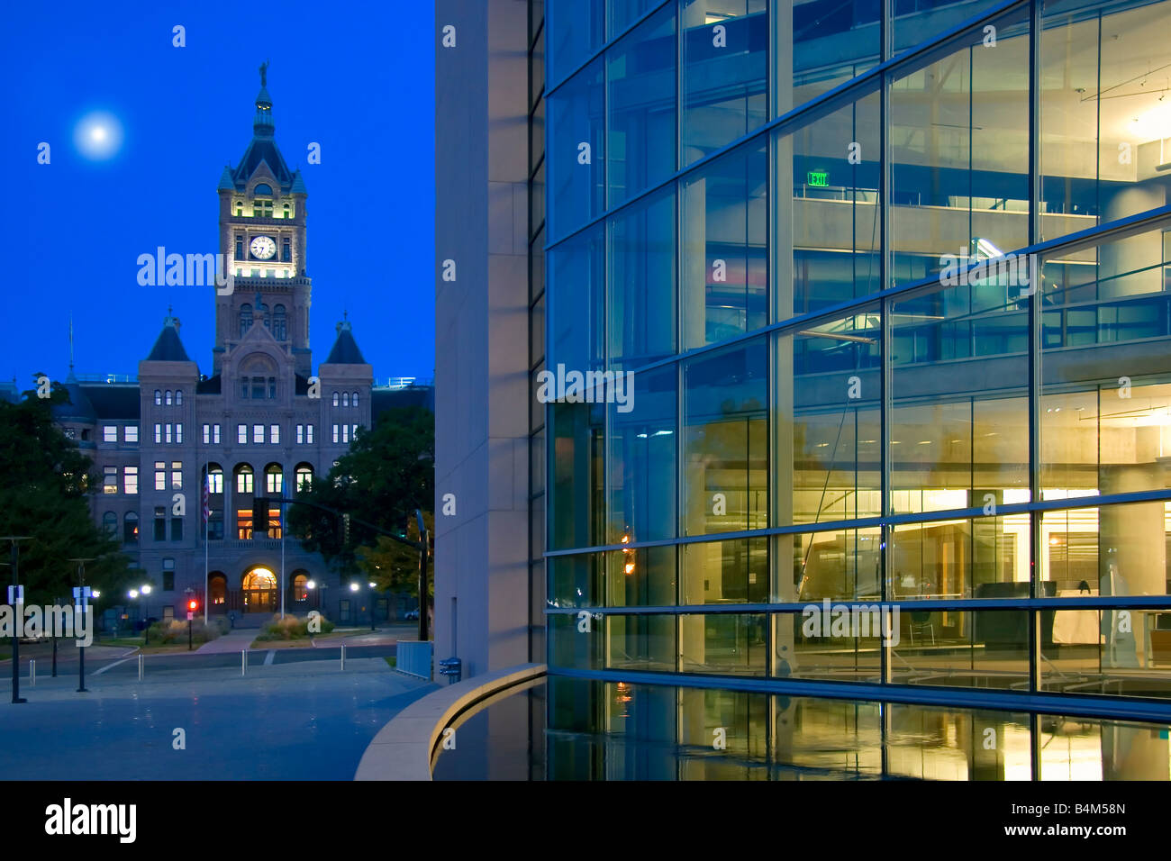 Luna piena sopra l'imponente facciata di Salt Lake City e della contea di edificio giustapposto contro la moderna libreria principale Foto Stock