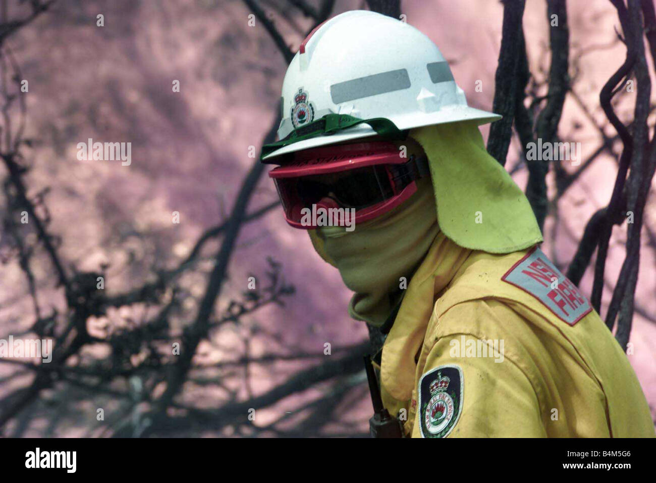 Australia Bush Fire 2002 Australian pompiere Kirk Stanford guarda a uno dei Sydney bush gli incendi nelle Montagne Blu Gennaio 2002 Mirrorpix Foto Stock