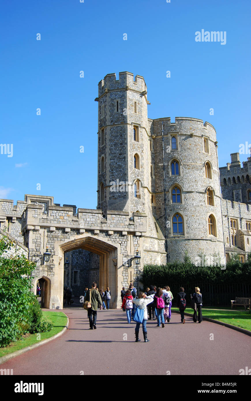 I turisti entrare Edward III Torre di Porta, il Castello di Windsor, Windsor, Berkshire, Inghilterra, Regno Unito Foto Stock