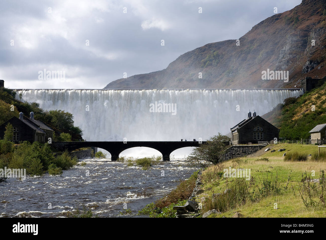 Caban Coch Dam, Elan Valley, POWYS, GALLES - a piena portata Foto Stock