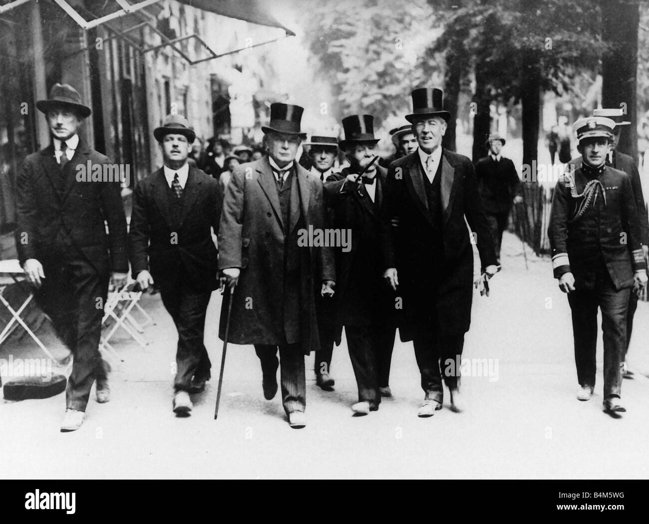 Il Primo Ministro inglese Lloyd George e il presidente francese M Clemenceau che arrivano al trattato di pace delle parti in Versailles 1919 Foto Stock