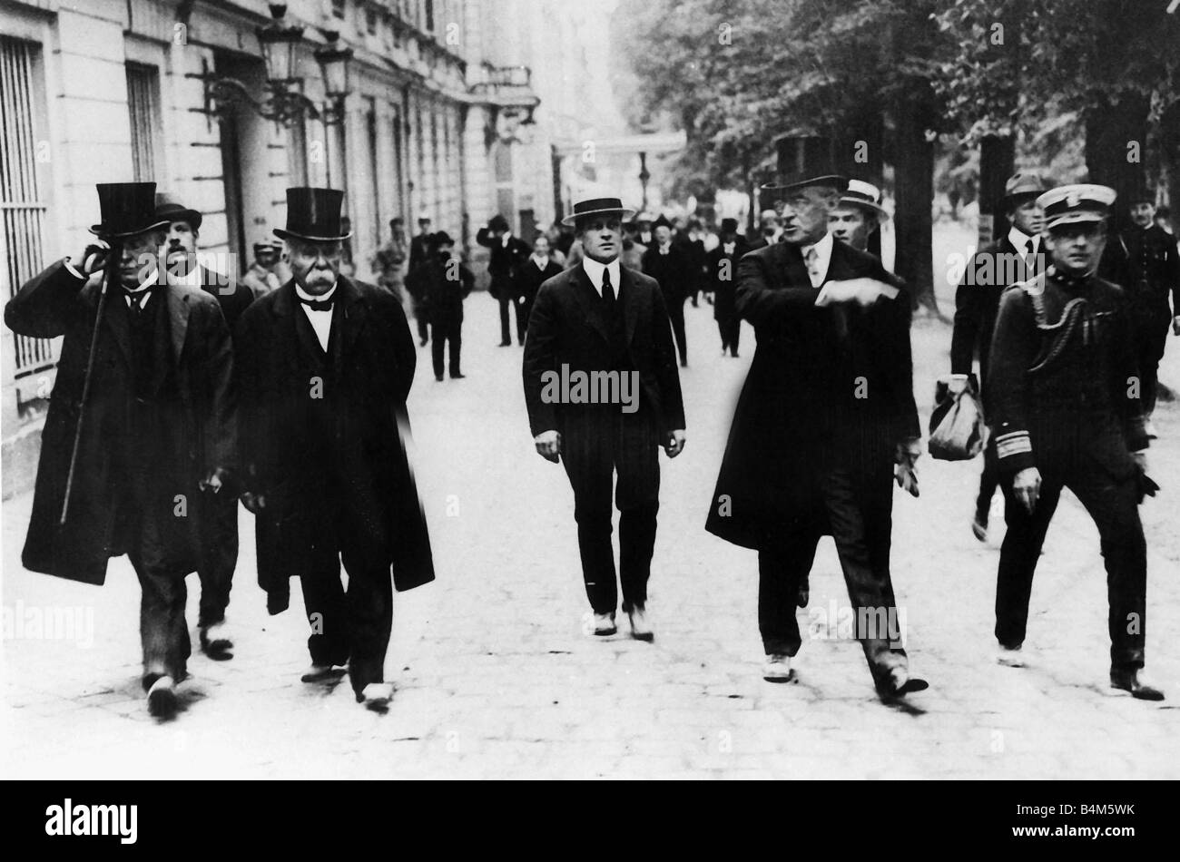 Il Primo Ministro inglese Lloyd George e il presidente francese M Clemenceau al Palazzo di Versailles trattato di pace Conference 1919 Foto Stock