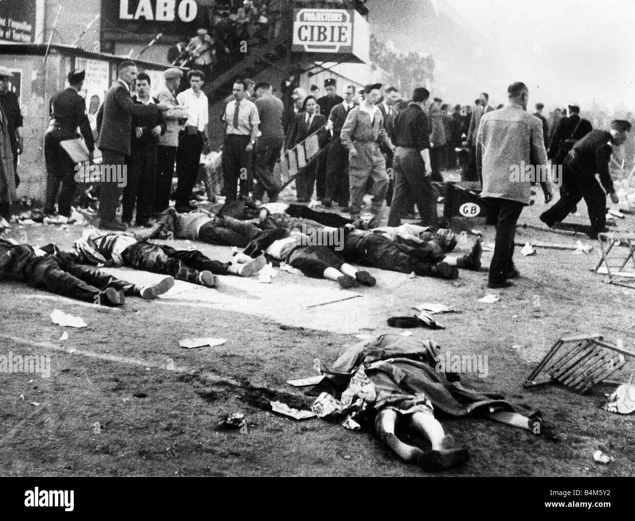 Vittime della disastrosa gara su strada crash a Le Mans Giugno 1955 Ottanta cinque persone sono state uccise nel disastro come spettatori guardano al dramma dal cavalletto Mirrorpix Foto Stock