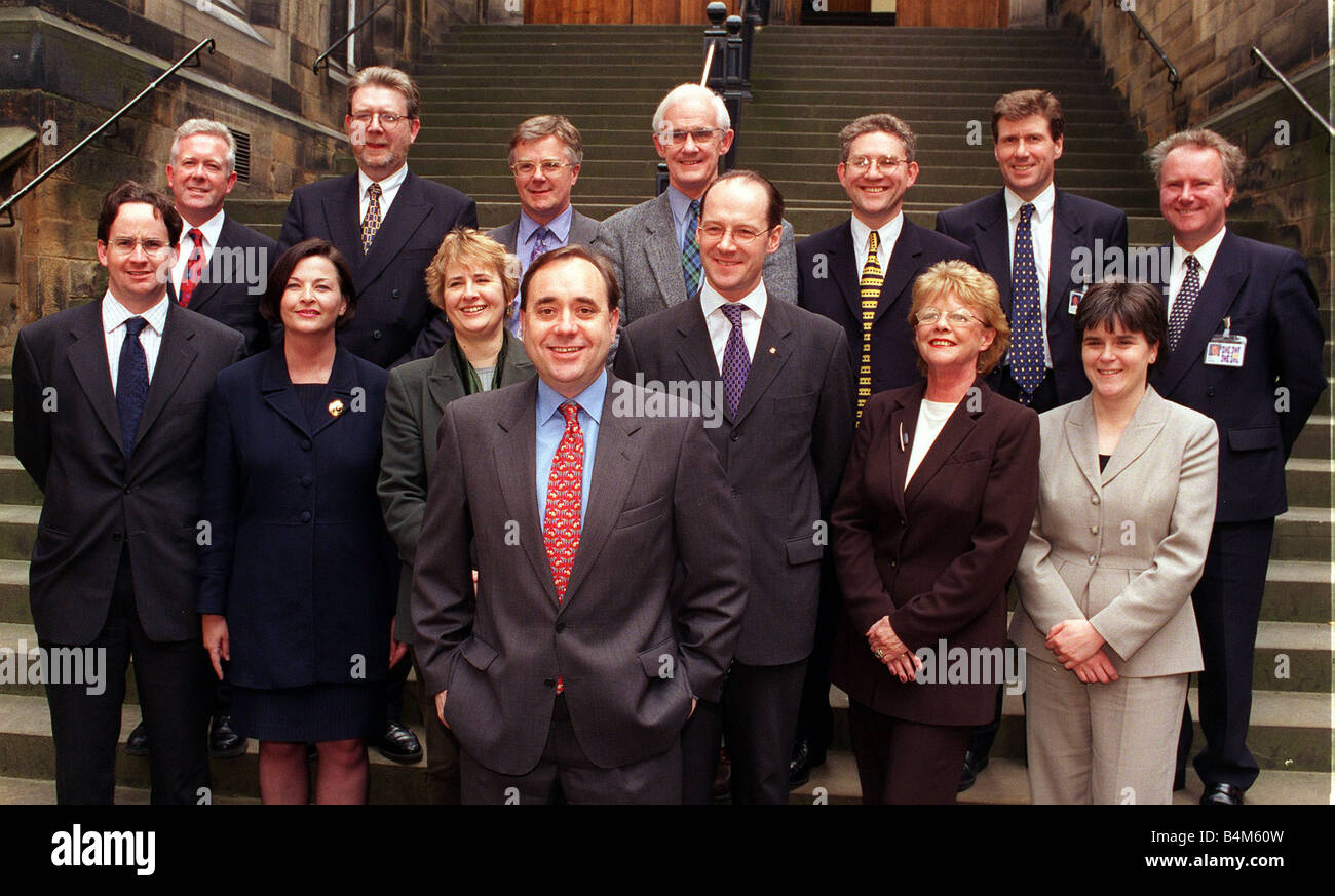 Alex Salmond cabinet shadow 26 maggio 1999 SNp di leader di partito e i membri della sua ombra cabinet cabinet elenco è Alex Salmond John Swinney Roseanna Cunningham Nicola Storione Andrew Wilson Kay Ullrich Alasdair Morgan Fiona Hyslop Kenneth Gibson Kenny MacAskill Michael Russell Bruce Crawford Colin Campbell Alex Neil Ian Hudghton Margaret Ewing George Reid Andrew Welsh Foto Stock