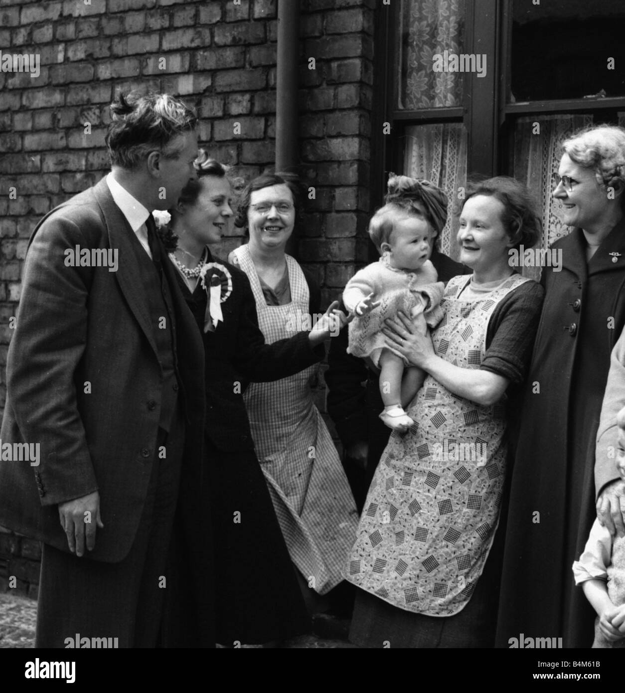 Harold Wilson un futuro primo ministro domicilio di voti Huyton Liverpool dove egli è il candidato del lavoro 1955 Foto Stock