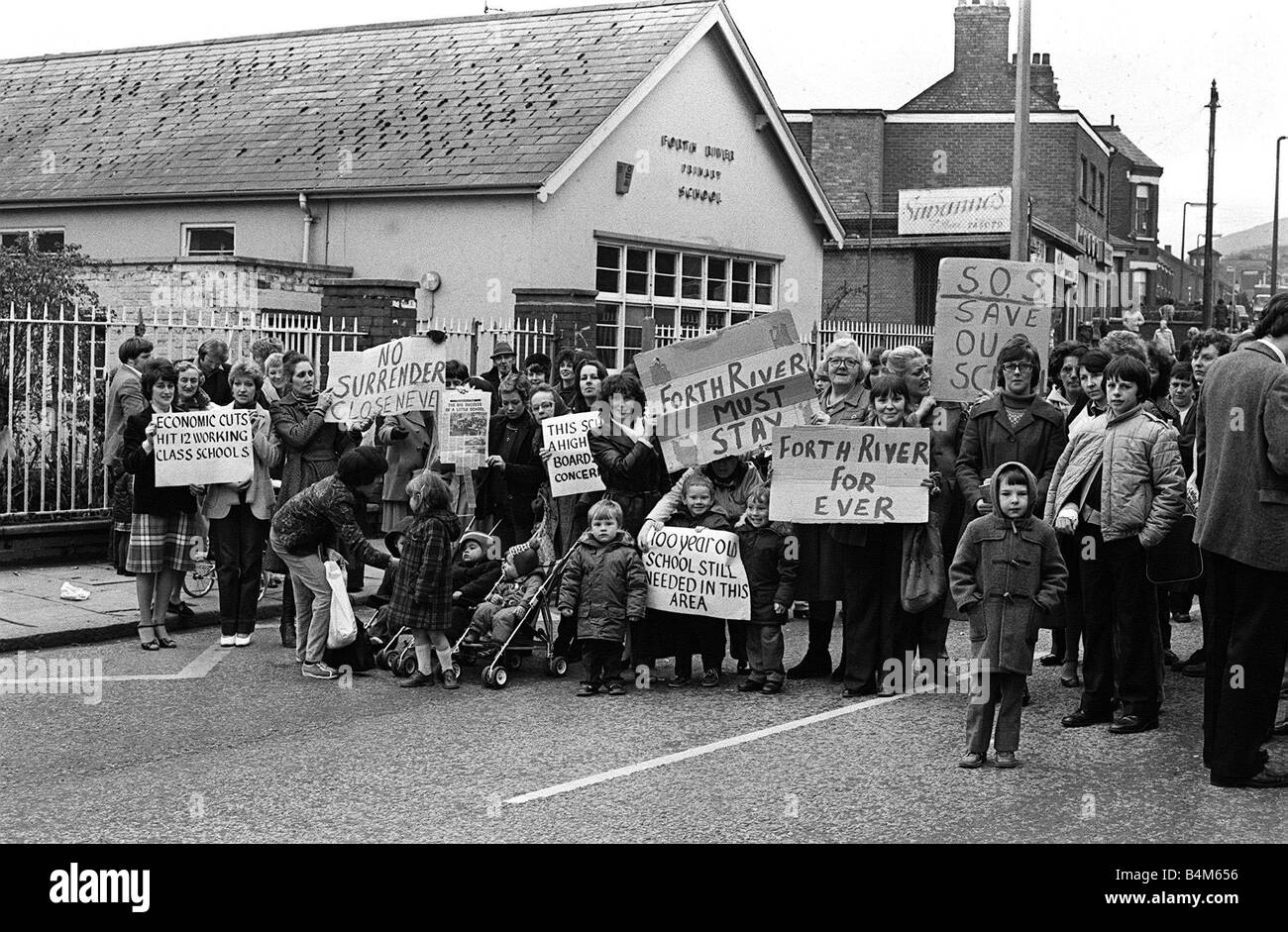 La protesta che ha bloccato la strada Ballygomartin Forthriver presso la scuola primaria a protestare genitori ha fatto la prima mossa per troncare l'ascia appesa sopra due scuole di Belfast 1981 Foto Stock