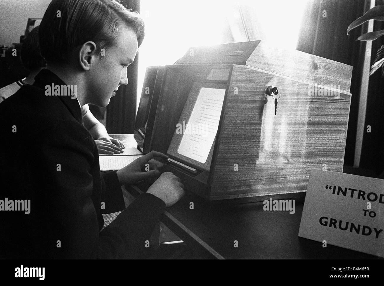 Insegnante di Robot Settembre 1962 Rognvald Gunn studente da Henley invecchiato 14 anni nella foto con il Tutor Internazionale Macchine ITM Foto Stock