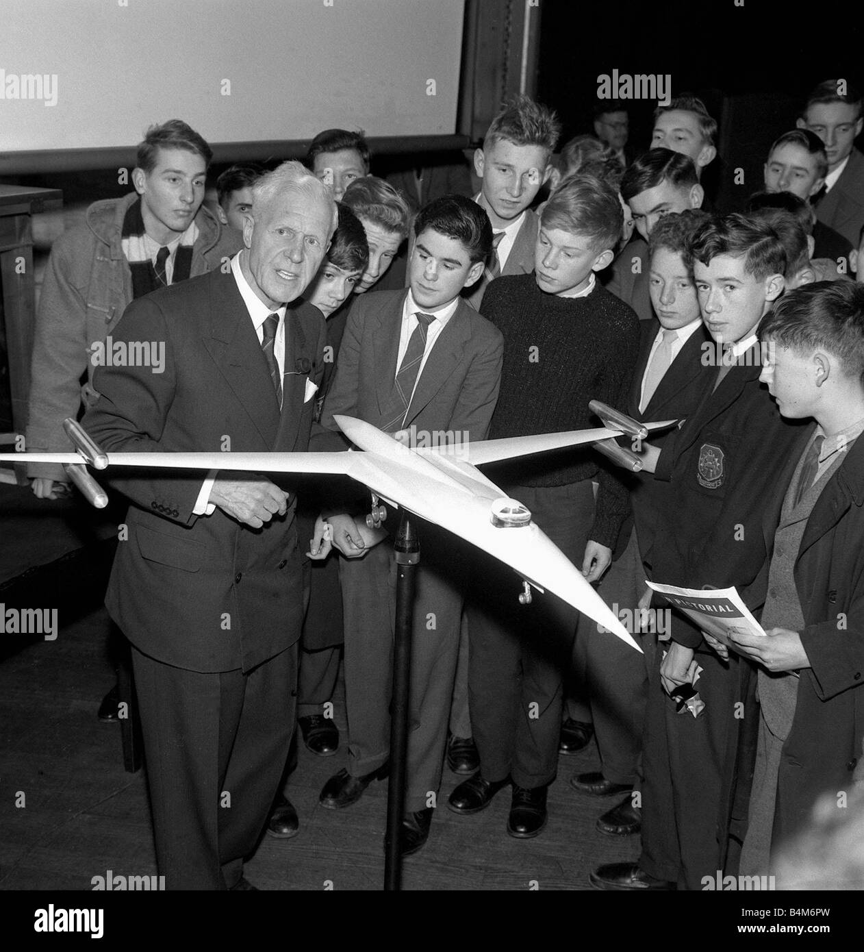 Barnes Neville Wallis ingegnere aeronautico lezioni bambini sul suo modello Supersonic Swallow inventore del bombardiere Wellington Foto Stock