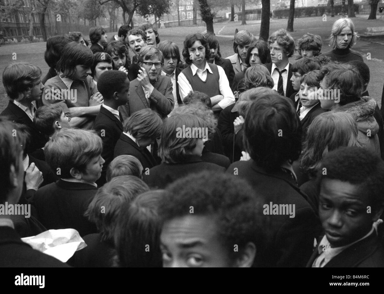Steven Finch Maggio 1972 18 anni ragazzo scuola leader dell'azione europea ha trascorso la maggior parte della giornata in marcia un paio di centinaia di bambini di scuola intorno a Paddington e St John s legno visitando scuole e cercando di ottenere i loro allievi ad unirsi a loro in una passeggiata fuori sciopero come una protesta per il caining e uniformi Steven Finch visto qui indirizzare gli studenti sulla verde di Paddington Foto Stock