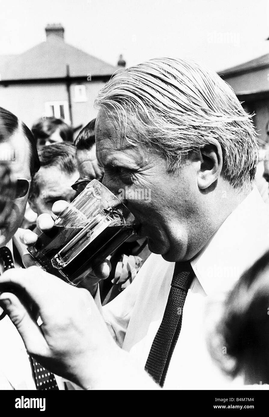 Edward Ted Heath del Primo Ministro britannico avente una fresca pinta di birra durante un fischio arresta tour di Londra e Middlesex la cosa giusta per stuzzicare la sua whistle 1970 Foto Stock