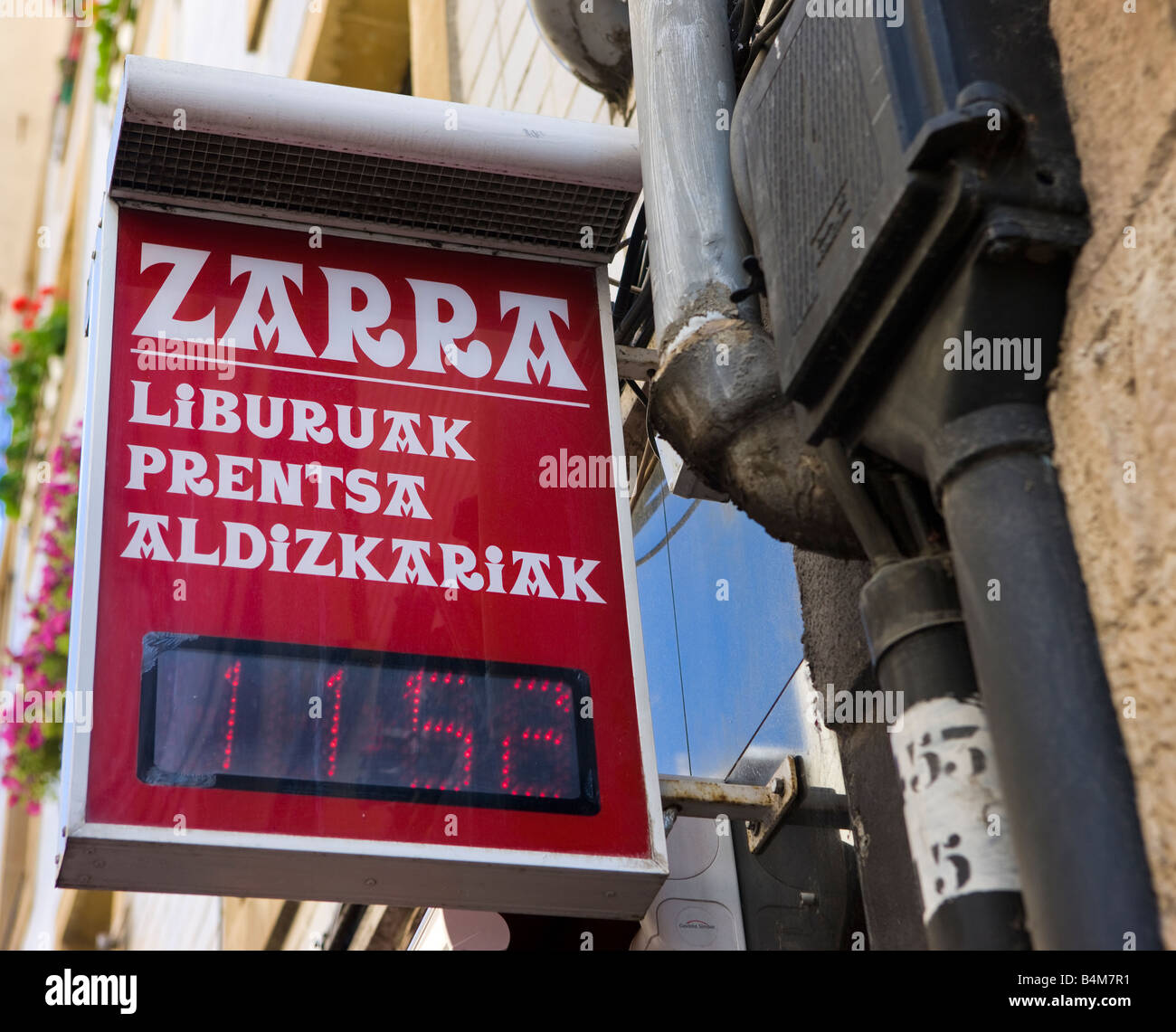 La lingua basca su uno store accedi Guernica in Spagna Foto Stock