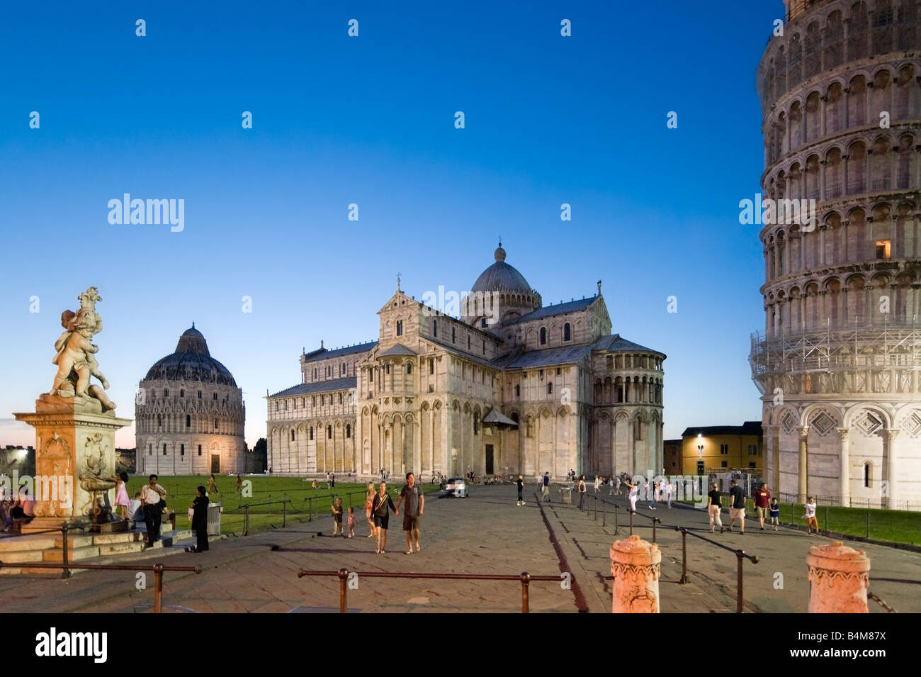 Il Duomo, il Battistero e la Torre Pendente al crepuscolo, Piazza dei Miracoli a Pisa, Toscana, Italia Foto Stock