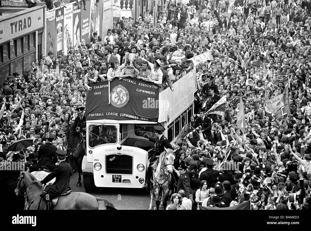 Il Chelsea team sulla Victory Parade dopo la vittoria 1971 European Cup Winners Cup contro il Real Madrid ha salutato home da migliaia di Foto Stock