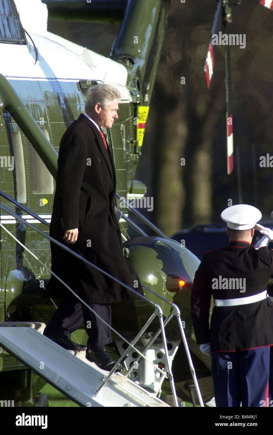 Il presidente Clinton lasciando il suo elicottero presidenziale che ha sbarcato in Hyde Park di Londra sul suo modo di visitare la regina a Buckingham palace con sua moglie Hilary e la figlia Chelsea Foto Stock