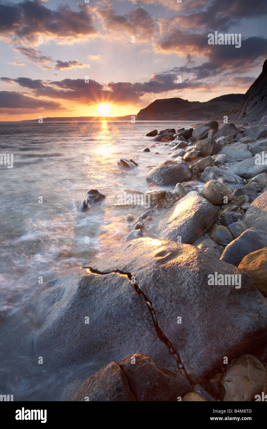 La Jurassic Coast al tramonto con 'Golden Cap' nella distanza, Dorset, England, Regno Unito Foto Stock