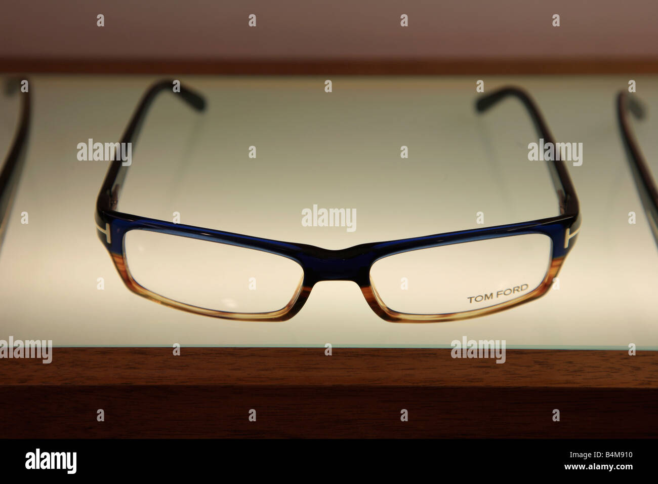 Designer spettacolo bicchieri sul display in un quartiere alla moda di High Street Opticians Shop Foto Stock