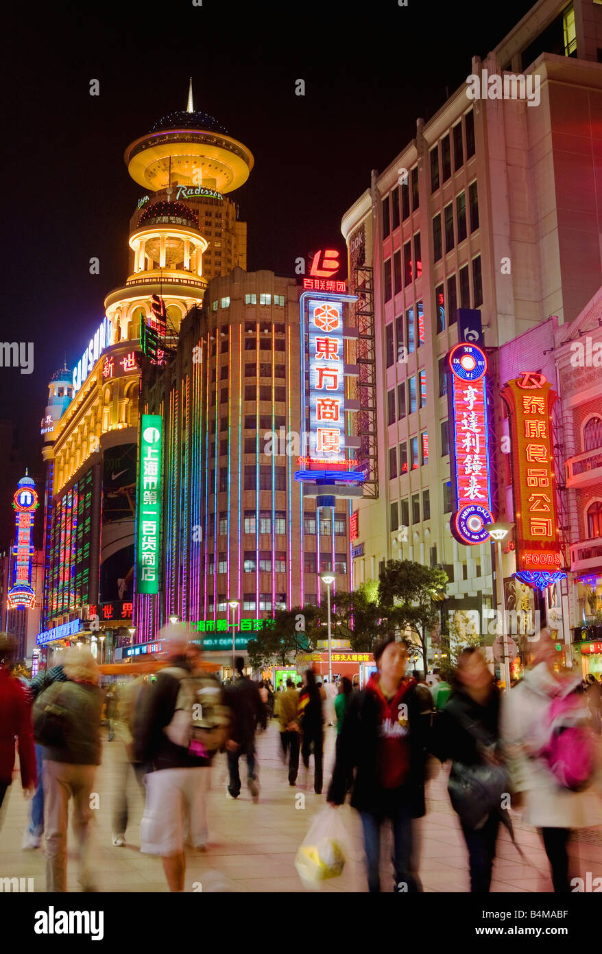 Shanghai, Cina. People shopping Nanjing Road. Foto Stock