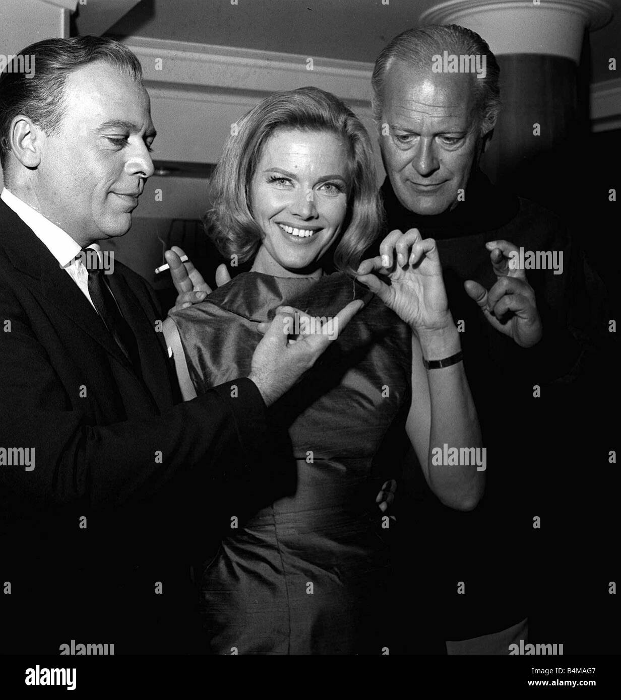 Attori Herbert Lom onore Blackman e Curt Jurgens holding filo di cotone che in show buiness significa un contratto Il significativi di questa è stata la formazione di sei Star Television Ltd Maggio 1964 Foto Stock