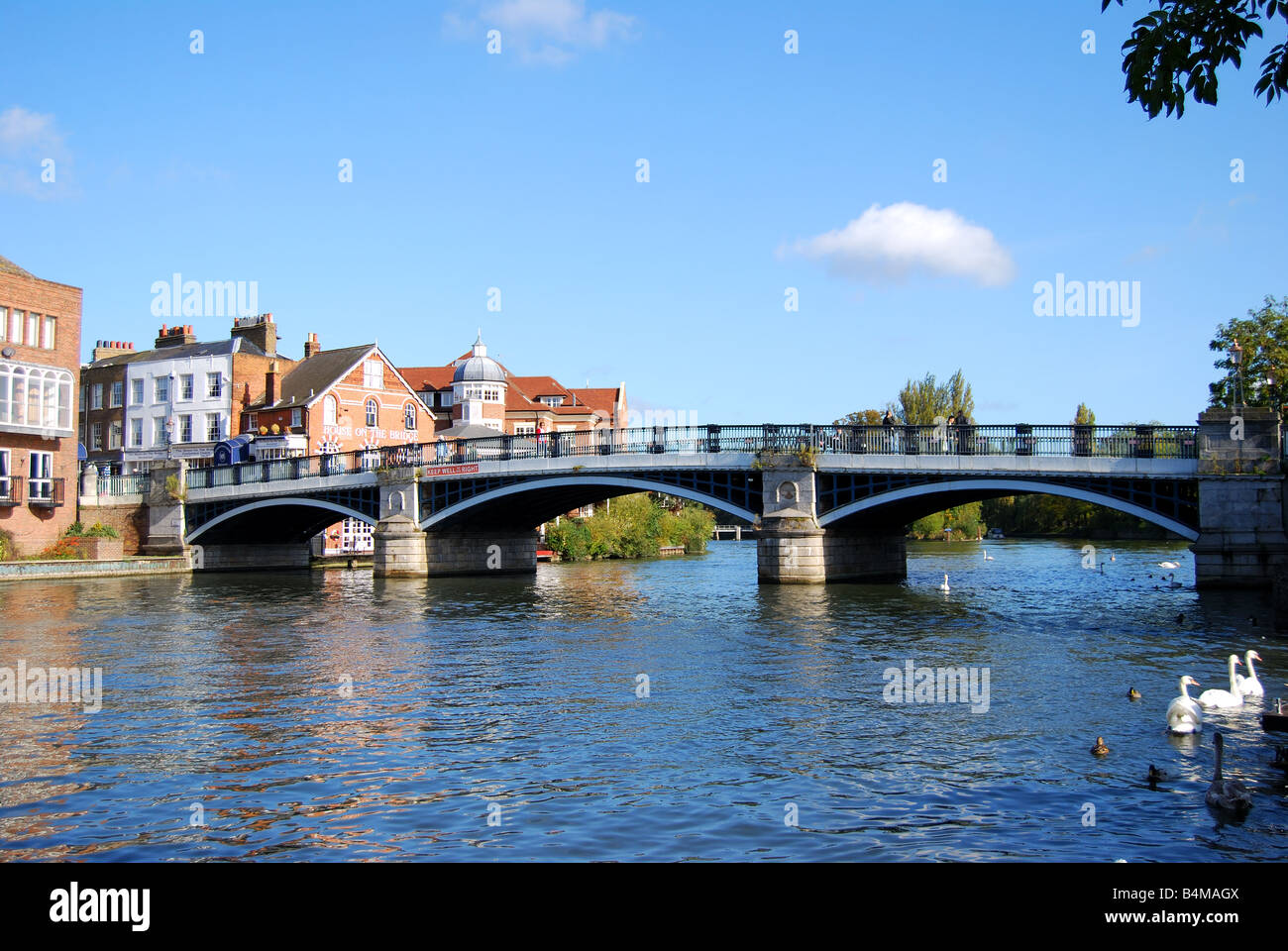 Ponte di Windsor e il fiume Tamigi, Eton, Berkshire, Inghilterra, Regno Unito Foto Stock