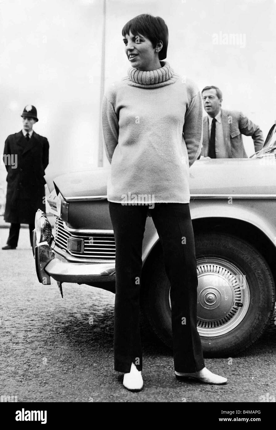 Il cantante Liza Minnelli 20 anni ottobre 1966 essa è qui per svolgere il ruolo di un segretario americano nel suo primo film Charlie bolle che arrivano all'Aeroporto di Manchester Foto Stock