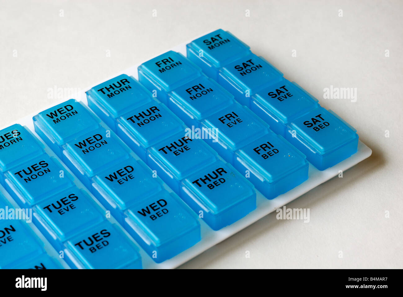 Casella per l'erogazione di dosi giornaliere di farmaci prescritti, con scomparti per gli intervalli di tempo per ogni giorno della settimana. Foto Stock