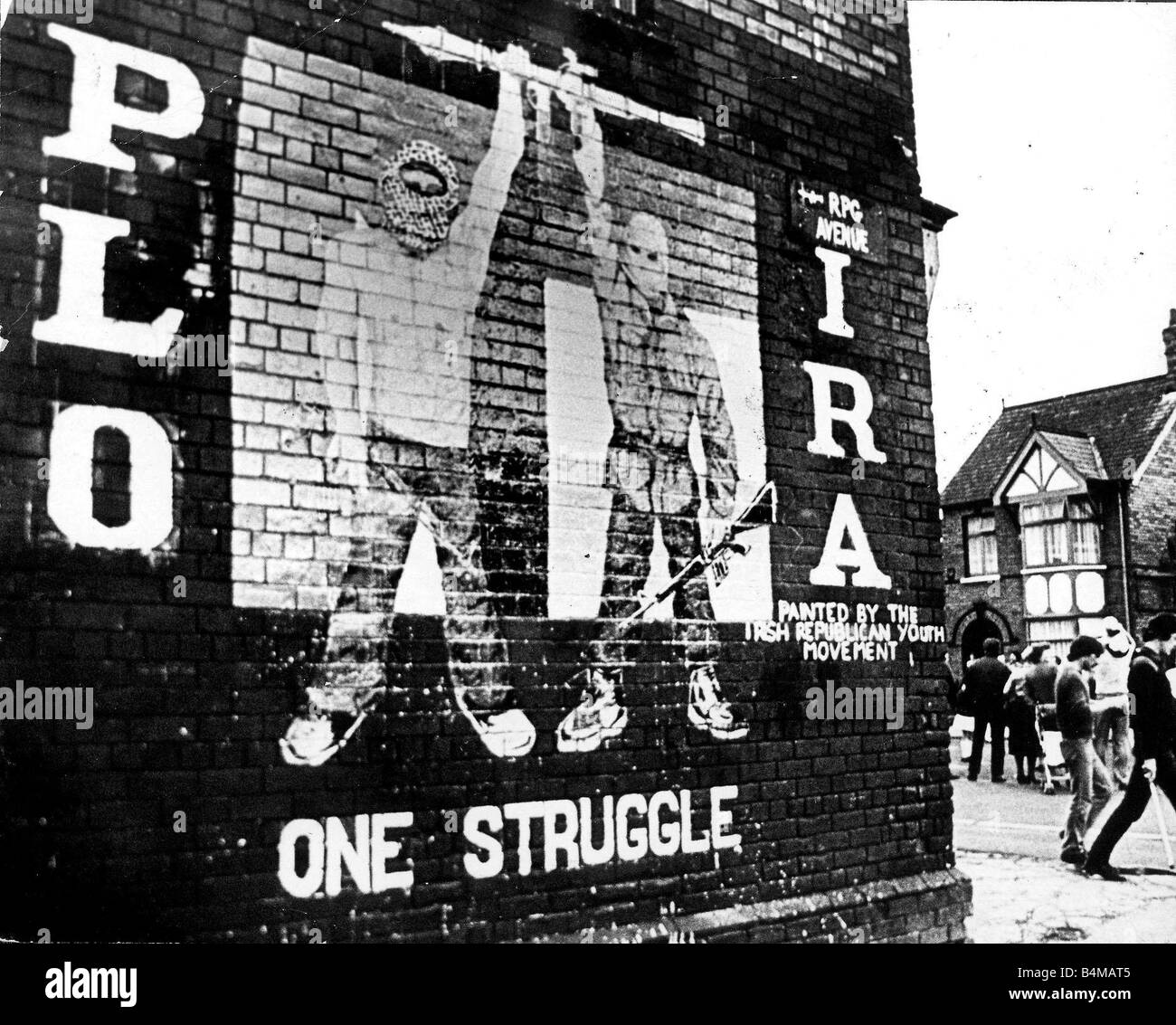 IRA del Mural di Falls Road a Belfast Gennaio 1984 murale dipinto dal repubblicano irlandese movimento giovanile OLP IRA una lotta 1984 Foto Stock