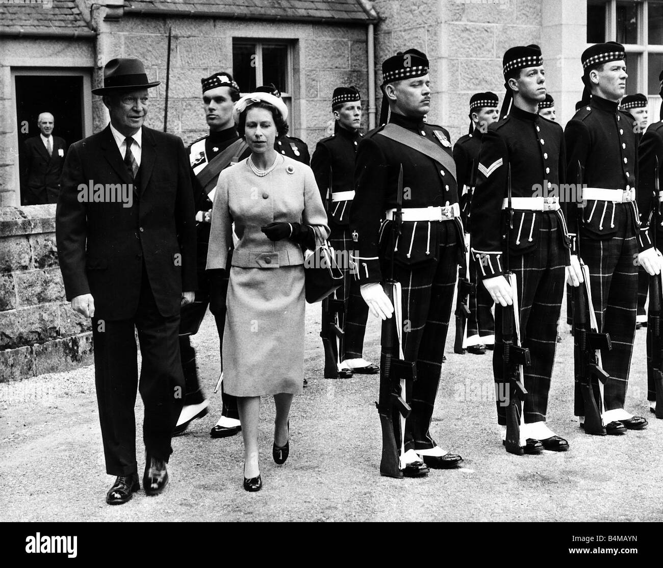 Presidente Dwight Eisenhower Aug 1959 con la regina Elisabetta come egli ispeziona una guardia d'onore del Royal Highland Fusiliers all'ingresso al castello di Balmoral Foto Stock