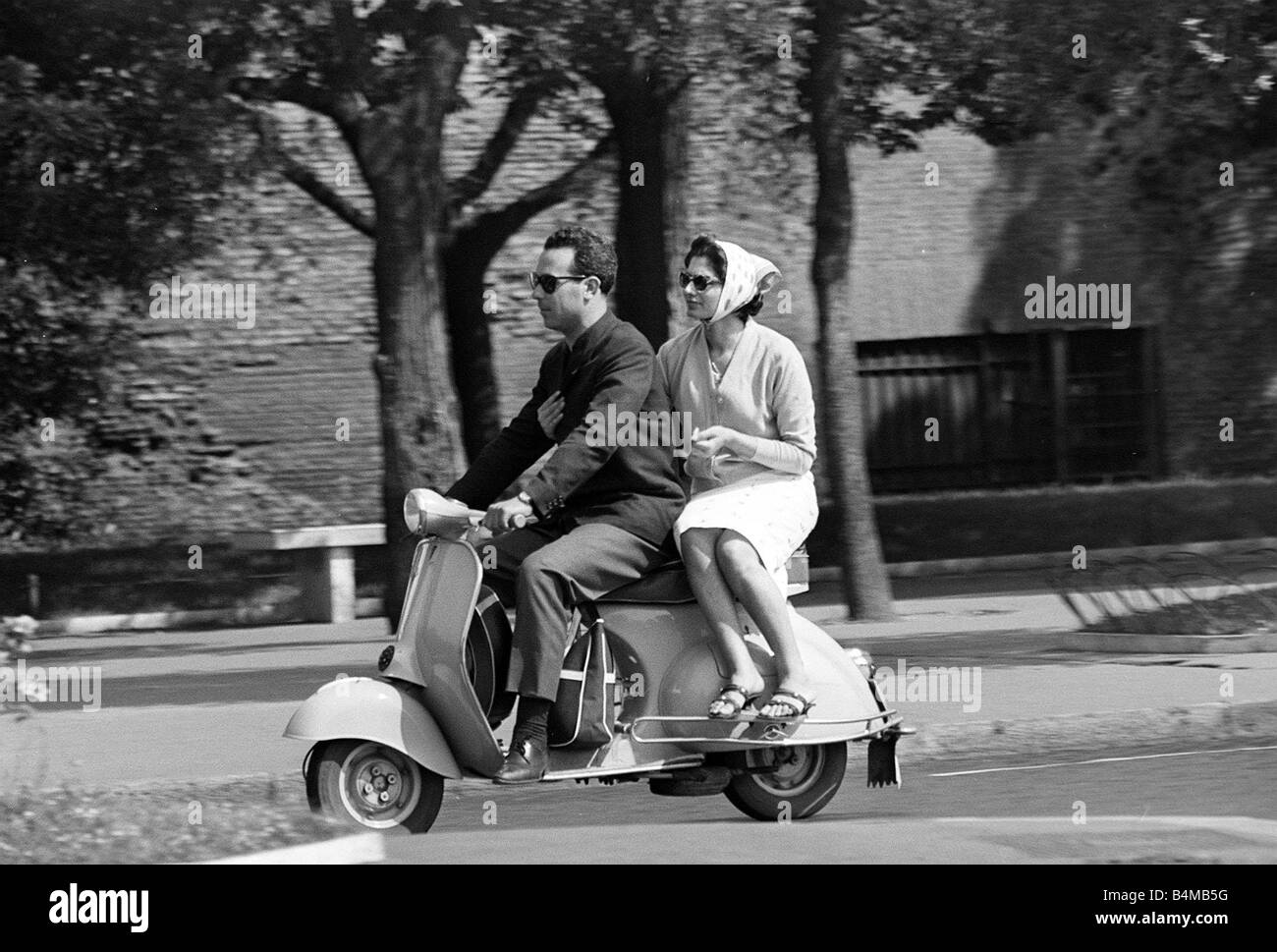Giovane guidare intorno su un ciclomotore a Roma Italia Foto Stock