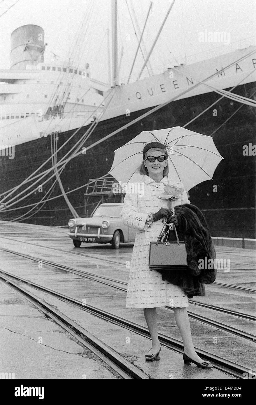 Bette Davis Aprile 1967 Attrice in Southampton Quayside dalla regina Maria com Foto Stock