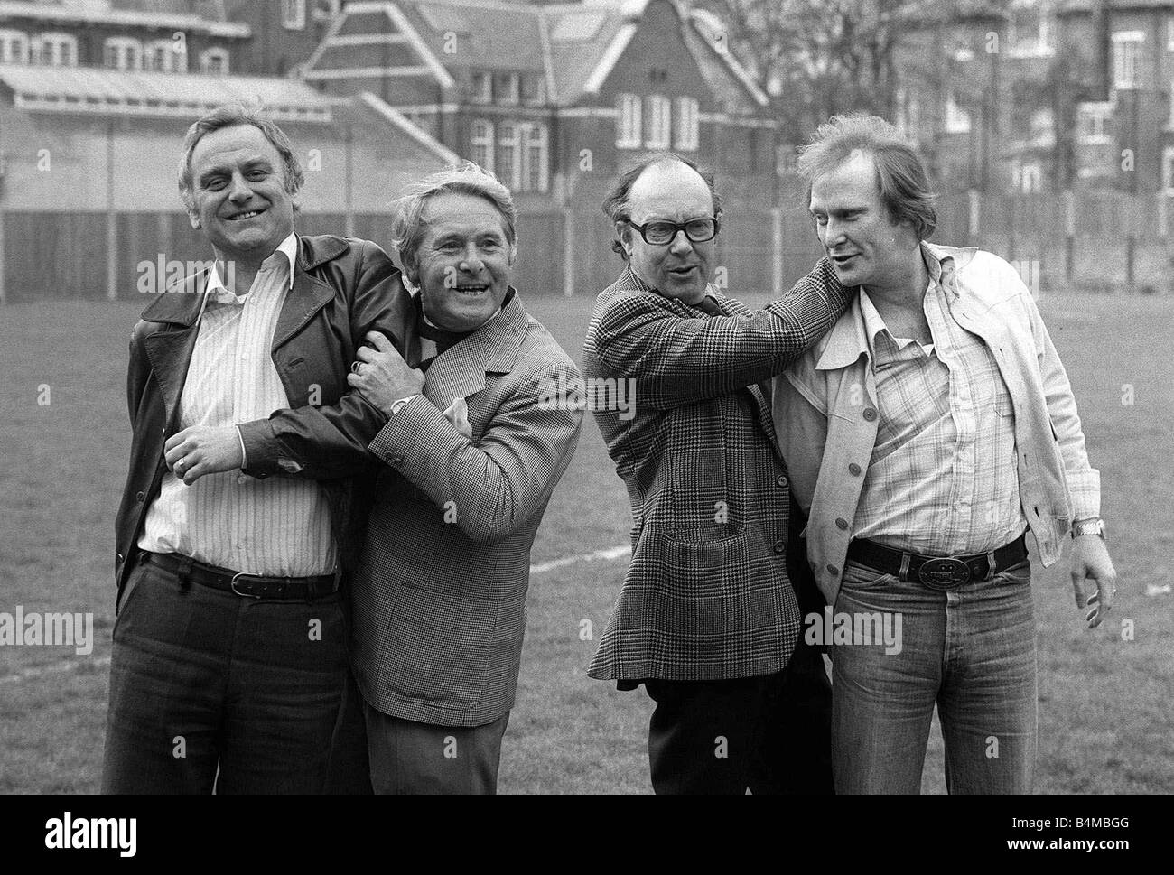 John scongelamento e Dennis Waterman Aprile 1978 con Eric Morecambe e Ernie Wise riprese per il programma TV la televisione Sweeney Foto Stock