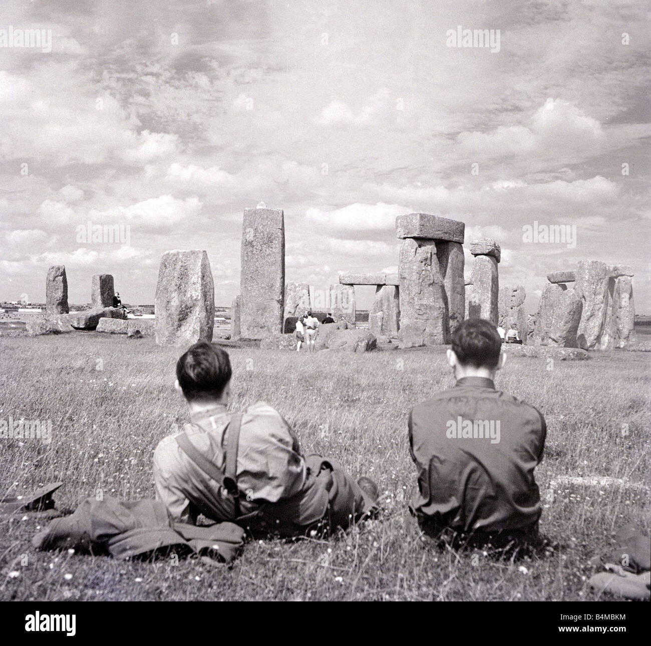 Uno di Gran Bretagna s più famosi e misteriosi monumenti antichi di Stonehenge sulla Piana di Salisbury Wiltshire due uomini guardare il monumento dove Druid pellegrini venuti per adorare durante l'estate Solstic campagna paese di scena Scenic pietre disposte in un cerchio di circa 1930 Foto Stock